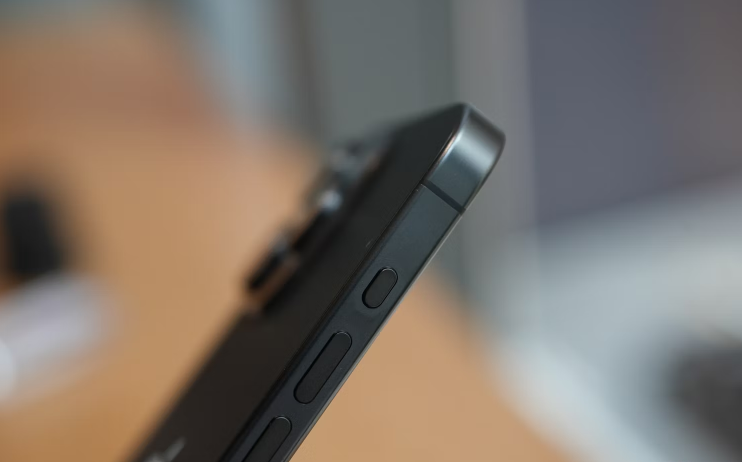 iPhone 15 Pro Max 的左侧装有音量摇杆和新的“操作按钮”。